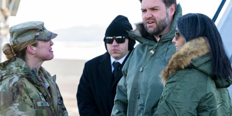 La Coronel de la Fuerza Espacial de EE. UU. Susan Meyers (i), comandante del Grupo de Base Espacial 821, saluda al vicepresidente JD Vance (2.° a la derecha) y a la segunda dama Usha Vance (derecha) en la Base Espacial de Pituffik, Groenlandia, el 28 de marzo de 2025. (Sargento Jaime Sánchez/Fuerza Espacial de EE. UU.)