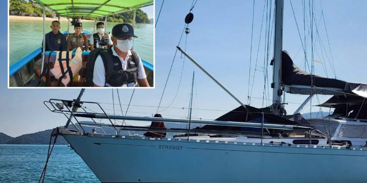 Un collage de imágenes que contiene 2 imágenes. La imagen 1 muestra un yate llamado Synergy anclado en aguas cristalinas con una bandera tailandesa ondeando en su til. La imagen 2 muestra cuatro hombres en un barco, uno de ellos con uniforme de policía, dirigiéndose hacia una playa.