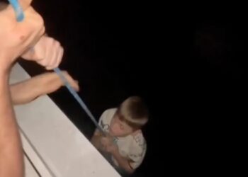 Momento de infarto: papá 'borracho' cuelga a su hijo de una cuerda desde la ventana de una torre de 80 pies de altura mientras el joven suplica 'abrázame'