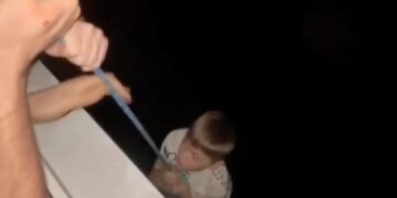 Momento de infarto: papá 'borracho' cuelga a su hijo de una cuerda desde la ventana de una torre de 80 pies de altura mientras el joven suplica 'abrázame'