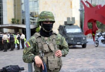 Momento de terror: asesinos vestidos como policías asaltan un partido de fútbol antes de abrir fuego y matar a tres