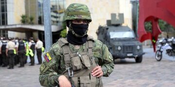Momento de terror: asesinos vestidos como policías asaltan un partido de fútbol antes de abrir fuego y matar a tres