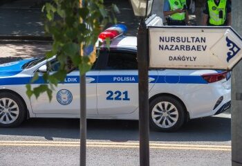 Momento de terror: la torre de transmisión se derrumba y dos trabajadores atados a la parte superior los envían al suelo y mueren