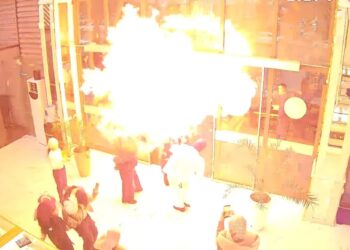 Momento de terror: los globos de la fiesta explotan en una BOLA DE FUEGO gigante que quema la cara de la cumpleañera mientras la sorpresa familiar sale muy mal