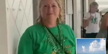 Momento de terror: turista es mordida por un tiburón que intenta arrastrarla a las profundidades