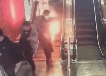 Momento de terror: un viajero aterrorizado queda envuelto en llamas después de que un banco de energía EXPLOTA en su bolsillo en una concurrida estación de metro