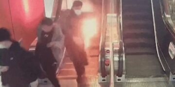 Momento de terror: un viajero aterrorizado queda envuelto en llamas después de que un banco de energía EXPLOTA en su bolsillo en una concurrida estación de metro