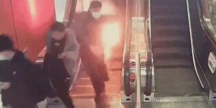 Momento de terror: un viajero aterrorizado queda envuelto en llamas después de que un banco de energía EXPLOTA en su bolsillo en una concurrida estación de metro