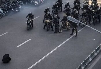 Momento en el que las fuerzas iraníes disparan contra los manifestantes mientras el régimen sediento de sangre advierte que las bases estadounidenses serán "objetivos" si Trump se involucra