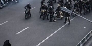 Momento en el que las fuerzas iraníes disparan contra los manifestantes mientras el régimen sediento de sangre advierte que las bases estadounidenses serán "objetivos" si Trump se involucra