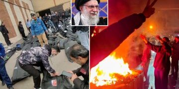 Momento en que la televisión estatal iraní es HACKEADA para transmitir un mensaje del príncipe exiliado diciéndole a los militares que "se unan al pueblo"