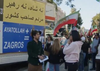 Momento en que un camión choca contra una multitud de manifestantes iraníes en Los Ángeles antes de que la policía se lleve al conductor