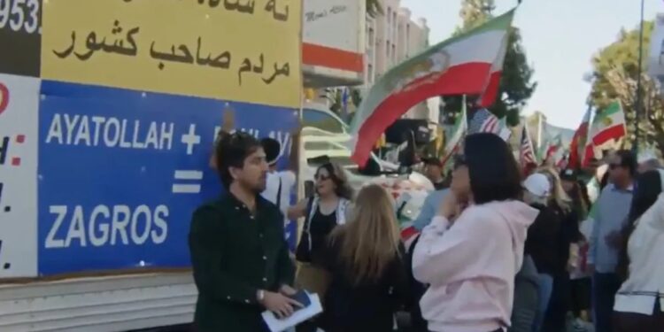 Momento en que un camión choca contra una multitud de manifestantes iraníes en Los Ángeles antes de que la policía se lleve al conductor