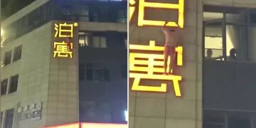 Momento impactante: un anciano se cae desde el piso 15 y se salva milagrosamente gracias a un riel para ropa que cuelga de una ventana plana