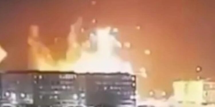 Momento impactante: un misil de defensa aérea de Putin impacta un bloque residencial ruso en otro terrible error de fuego amigo