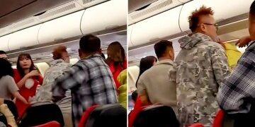 Momento impactante: una pasajera de avión del infierno apoya sus PIES en el reposacabezas en acto de venganza después de que su compañero de viaje reclinara su asiento