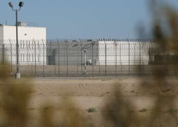 Muertes durante la detención advierten sobre los horrores detrás de los muros de la prisión de ICE