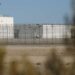 Muertes durante la detención advierten sobre los horrores detrás de los muros de la prisión de ICE