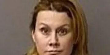 Un collage de imágenes que contiene 1 imagen. La imagen 1 muestra una foto policial de Kelle Anne Brassart.