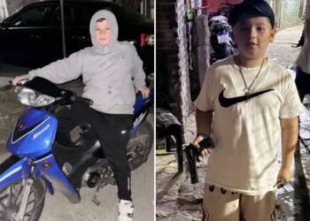 Un collage de imágenes que contiene 2 imágenes. La imagen 1 muestra a Uriel Alejandro Giménez, un niño de 12 años con una sudadera con capucha gris, sentado en una motocicleta azul, con un auto negro al fondo. La imagen 2 muestra a Uriel Alejandro Giménez, un niño de 12 años, sosteniendo una pistola.