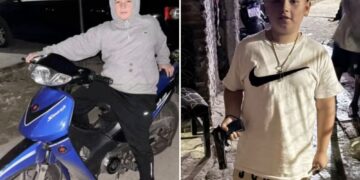 Un collage de imágenes que contiene 2 imágenes. La imagen 1 muestra a Uriel Alejandro Giménez, un niño de 12 años con una sudadera con capucha gris, sentado en una motocicleta azul, con un auto negro al fondo. La imagen 2 muestra a Uriel Alejandro Giménez, un niño de 12 años, sosteniendo una pistola.