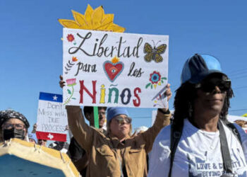 Un manifestante sostiene un cartel que pide la libertad de los niños durante una manifestación y vigilia frente al Centro Residencial Familiar del Sur de Texas en Dilley, Texas, el 28 de enero de 2026.