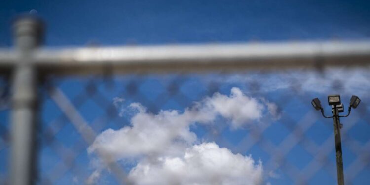 Niños inmigrantes lideran levantamiento en centro de detención de Texas