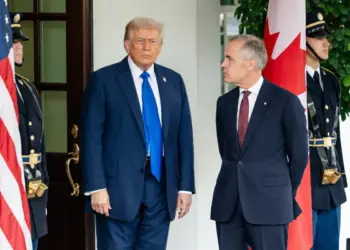 El presidente Donald Trump saluda al primer ministro canadiense Mark Carney en la Casa Blanca en Washington el 7 de octubre de 2025. (Madalina Kilroy/La Gran Época)
