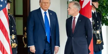 El presidente Donald Trump saluda al primer ministro canadiense Mark Carney en la Casa Blanca en Washington el 7 de octubre de 2025. (Madalina Kilroy/La Gran Época)