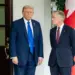 El presidente Donald Trump saluda al primer ministro canadiense Mark Carney en la Casa Blanca en Washington el 7 de octubre de 2025. (Madalina Kilroy/La Gran Época)