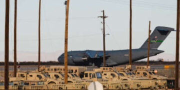Un Boeing C-17 de la Fuerza Aérea de los Estados Unidos utilizado para vuelos de deportación en el aeródromo del ejército de Biggs en Fort Bliss, El Paso, Texas, el 13 de febrero de 2025.