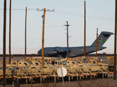 Un Boeing C-17 de la Fuerza Aérea de los Estados Unidos utilizado para vuelos de deportación en el aeródromo del ejército de Biggs en Fort Bliss, El Paso, Texas, el 13 de febrero de 2025.