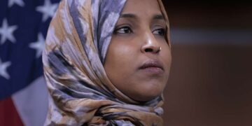 Omar dice que Trump está “en pánico” cuando anuncia que el Departamento de Justicia la investigará