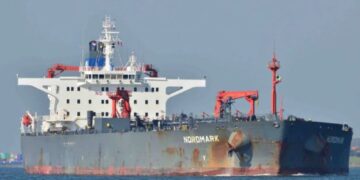 Otro petrolero ruso de la 'flota en la sombra' navega en el Canal de la Mancha con un nombre falso después de que Trump se apoderara de un barco cerca del Reino Unido