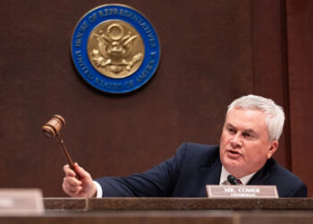 Panel de la Cámara de Representantes iniciará procedimiento por desacato contra Bill Clinton, dice Comer