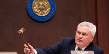 Panel de la Cámara de Representantes iniciará procedimiento por desacato contra Bill Clinton, dice Comer