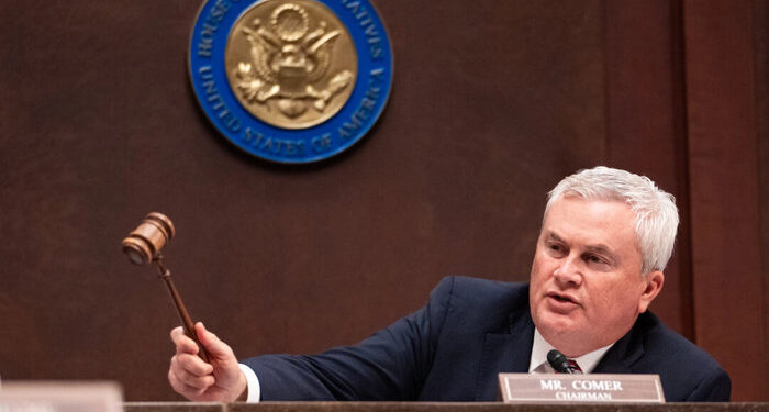 Panel de la Cámara de Representantes iniciará procedimiento por desacato contra Bill Clinton, dice Comer