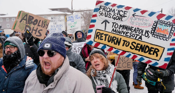 Patel dice que el FBI descubrió grupos que financiaban protestas en Minnesota