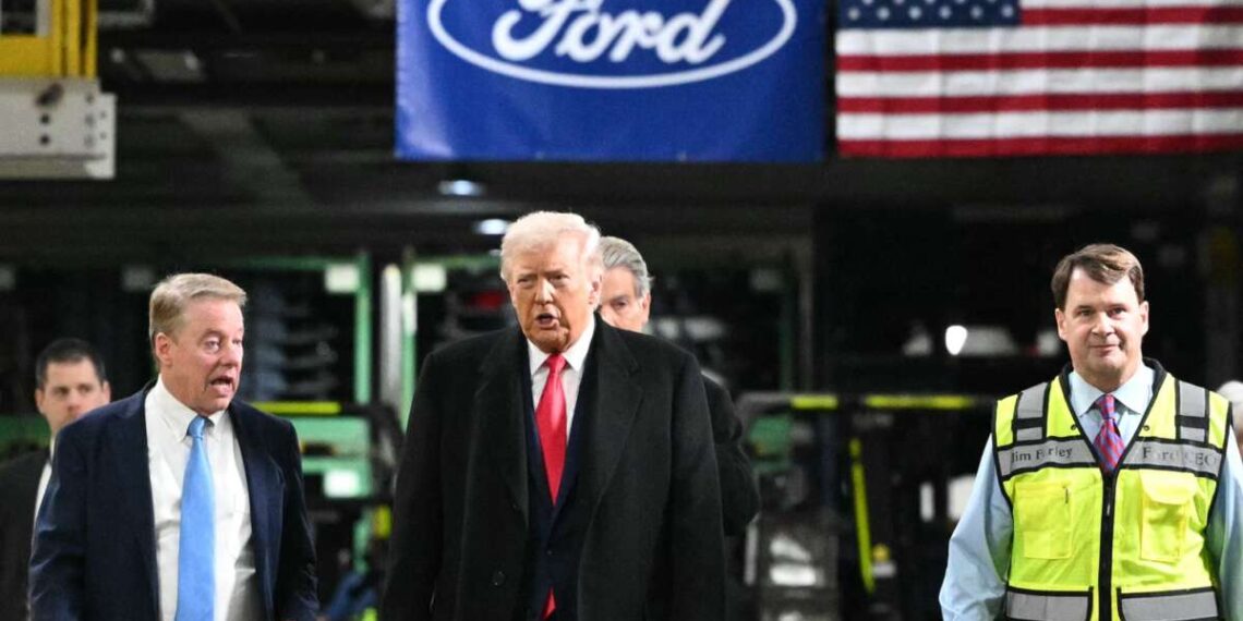 Planta Ford suspende a trabajador después de que Trump lo engañara