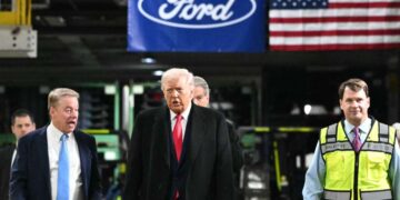 Planta Ford suspende a trabajador después de que Trump lo engañara