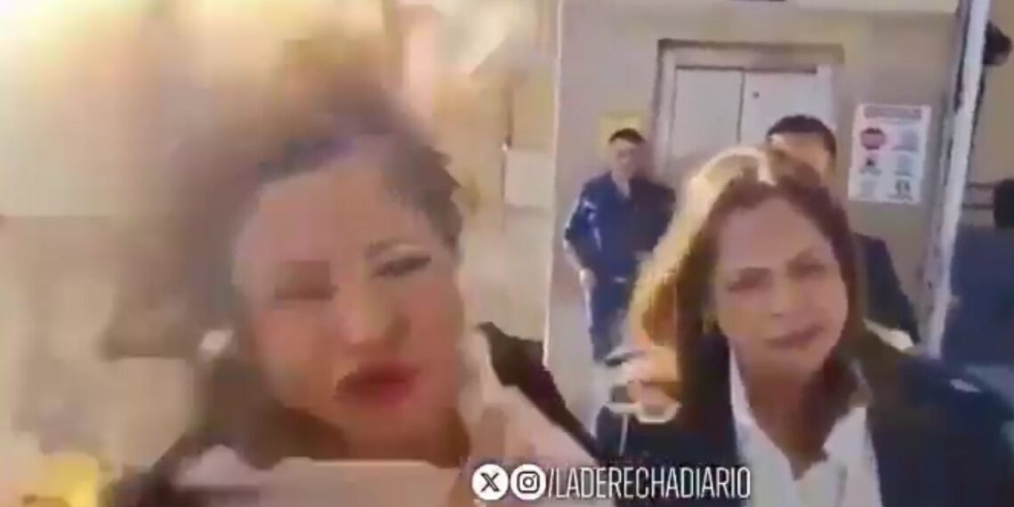 Político es golpeado con BOMBA lanzada por manifestante durante conferencia de prensa televisada en vivo