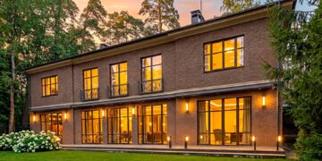 Primer vistazo a la mansión de Steven Seagal en Moscú mientras el héroe de Hollywood convertido en lamebotas de Putin pone un precio ridículo a la propiedad