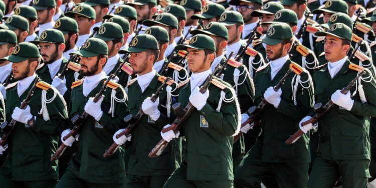 Miembros del Cuerpo de la Guardia Revolucionaria de Irán (IRGC) marchan durante el desfile militar anual en Teherán el 22 de septiembre de 2018. (Stringer/AFP/Getty Images)
