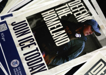 Reclutadores de ICE utilizan memes neonazis y buscan extremistas en ferias de armas