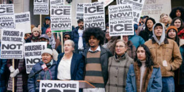 Miembros de la comunidad protestan por la presencia de ICE y realizan una conferencia de prensa exigiendo audiencias virtuales en el juzgado de Garrahy en Providence, Rhode Island, el 20 de noviembre de 2025.