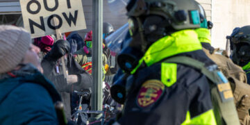 Residentes de Minneapolis se enfrentan a la policía y a los federales tras el asesinato de Pretti