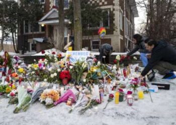 La gente tiende a un monumento en memoria de Renee Nicole Good cerca del lugar de su tiroteo, el 8 de enero de 2026, en Minneapolis, Minnesota.