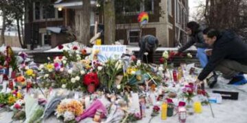 La gente tiende a un monumento en memoria de Renee Nicole Good cerca del lugar de su tiroteo, el 8 de enero de 2026, en Minneapolis, Minnesota.