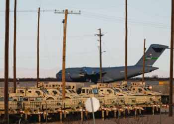 Se advirtió a ICE sobre las condiciones en la cárcel de inmigrantes de Fort Bliss. Luego murieron 2 hombres.