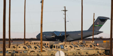 Se advirtió a ICE sobre las condiciones en la cárcel de inmigrantes de Fort Bliss. Luego murieron 2 hombres.